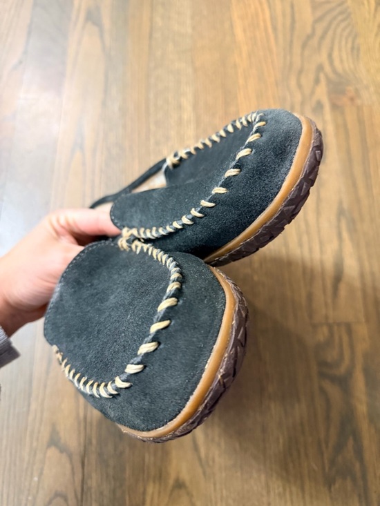 Minnetonka Men\'s Suede Sheepskin Tobie Slippers in Charcoal Size 8 main image 11